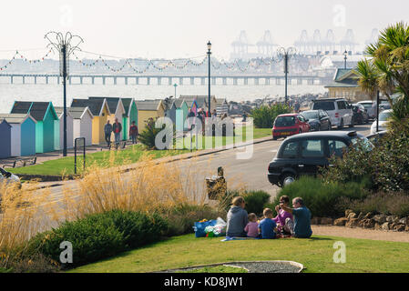 Felixstowe Suffolk REGNO UNITO, una famiglia hanno un picnic in un angolo della Spianata dei giardini che si affaccia sul mare nel tradizionale villaggio di Felixstowe. Foto Stock