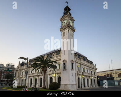 Autorità Portuale Harbour Office & Clock Tower, porto di Valencia, Spagna, Espana. La storica Valencia Port Authority building illuminato fino al tramonto Foto Stock