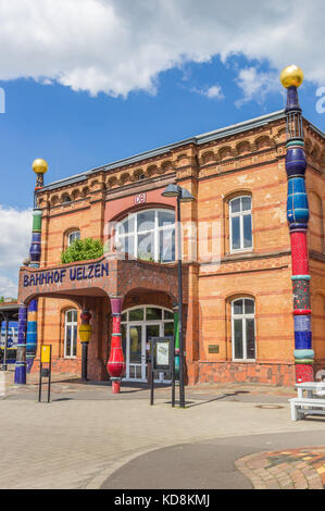 Colorato la stazione ferroviaria di Uelzen in Germania Foto Stock