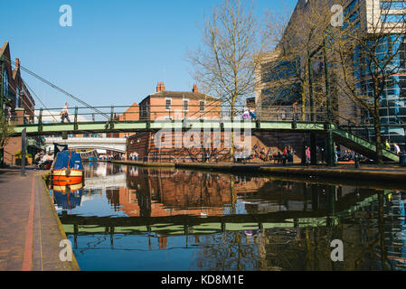 Persone che passeggiano lungo il canale principale di Birmingham in una piacevole mattinata Foto Stock