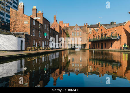 Le riflessioni del mattino sul Gas Street Basin, nel cuore di Birmingham's canal network Foto Stock