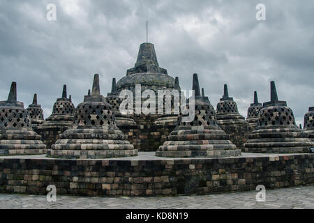 La stupa forato sulla sommità del tempio di Borobudur, Yogyakarta, Indonesia Foto Stock