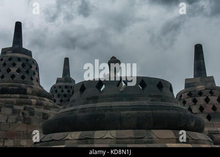 La stupa forato sulla sommità del tempio di Borobudur, Yogyakarta, Indonesia Foto Stock