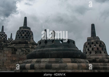 La stupa forato sulla sommità del tempio di Borobudur, Yogyakarta, Indonesia Foto Stock