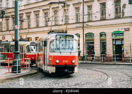 Praga, Repubblica Ceca - 22 settembre 2017: pubblico vecchio tram retrò con numero di venti due route in movimento su strada. Foto Stock