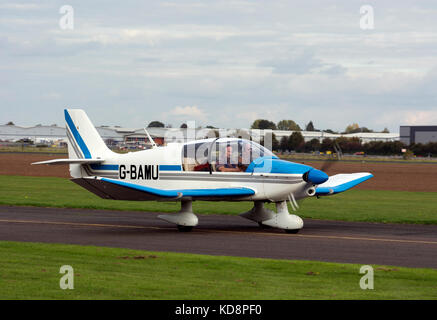 Robin DR400-160 a Wellesbourne Airfield, Warwickshire, Regno Unito (G-BAMU) Foto Stock