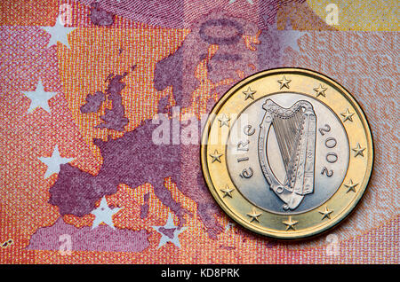 Irish 1 Euro moneta su un 10 Euro nota Foto Stock