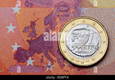 Il greco Euro moneta su un 10 Euro nota Foto Stock