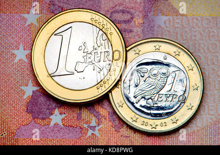 Il greco Euro moneta su un 10 Euro nota Foto Stock
