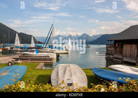 St.Gilgen, Austria - 3 settembre 2016: barche parcheggiato allo yacht club motivi di st.gilgen sul lago Wolfgangsee. Foto Stock