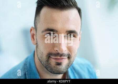 Close up ritratto di hazel eyed gentleman in casuale Foto Stock