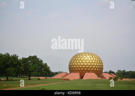 Il Matrimandir è un edificio di significato spirituale per i praticanti di yoga integrale, situato al centro di Auroville in Pondicherry, India. Foto Stock