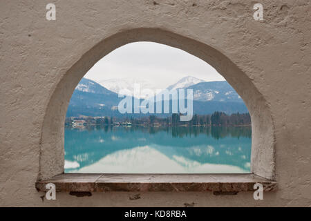 Montagna Lago Wolfgangsee sul giorno d'inverno. vista dalla galleria di un pellegrinaggio alla chiesa di st. wolfgang. Austria, st. wolfgang. Foto Stock