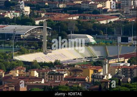 Stadio comunale Artemio Franchi home di ACF Fiorentina e la città di Firenze (Firenze) visto dal di sopra, Fiesole, Toscana, Italia. 26 agosto 2017 © Wojci Foto Stock