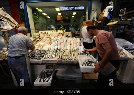 Il vivace mercato Modiano nel centro di Salonicco, Grecia. Foto Stock