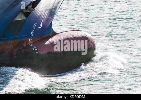 Prua di nave portacontainer in mare che mostra la linea di plimsoll Foto Stock