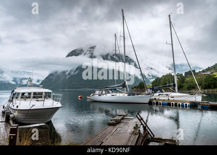 Fiordo di Hardangerfjord e barche a vela in Norvegia Foto Stock