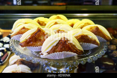 Un vassoio di Trigona Panoramatos - (triangolo fillo pasticceria con crema pasticcera) un popolare dolce da Salonicco. Foto Stock