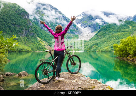 Percorsi in bicicletta in Norvegia contro il pittoresco paesaggio Foto Stock