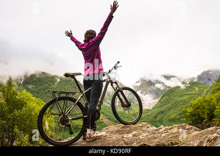 Percorsi in bicicletta in Norvegia contro il pittoresco paesaggio Foto Stock