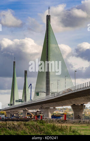 Nuovo gateway sospensione ponte sul fiume Mersey tra Widnes e Runcorn dovuta all aperto in ottobre 2017. Foto Stock