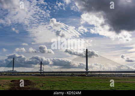 Nuovo gateway sospensione ponte sul fiume Mersey tra Widnes e Runcorn dovuta all aperto in ottobre 2017. Foto Stock