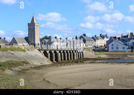 Francia, Manche (50), del Cotentin, Portbail, ou Port-Bail, le Pont aux archi treize et l'église Notre-dame // Francia, Manche, Cotentin, Portbail, Thirtee Foto Stock