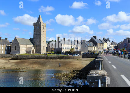 Francia, Manche (50), del Cotentin, Portbail, ou Port-Bail, le Pont aux archi treize et l'église Notre-dame // Francia, Manche, Cotentin, Portbail, Thirtee Foto Stock