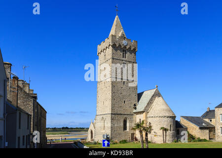 Francia, Manche (50), del Cotentin, Portbail, ou Port-Bail, église Notre-Dame à clocher fortifié // Francia, Manche, Cotentin, Portbail, alla chiesa di Notre Dame, Foto Stock