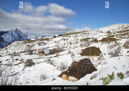 Vista di brana de mumian in una giornata di sole invernale, somiedo. Asturias Spagna. Foto Stock