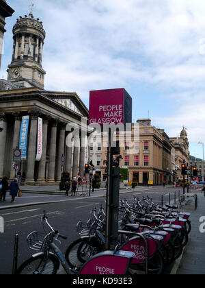 Noleggio biciclette vicino alla Galleria d'arte moderna, Queen Street, Glasgow Scozia, Regno Unito Foto Stock