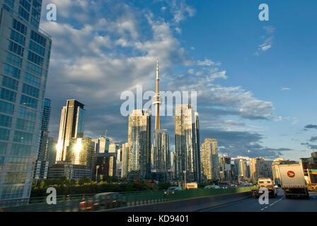 Lo skyline di Toronto, vista da Gardiner autostrada Foto Stock