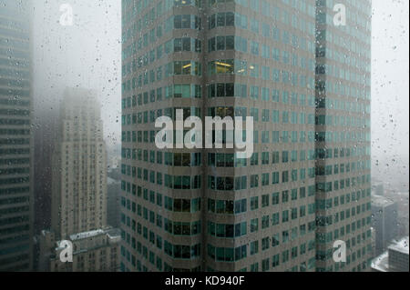 Downtown Toronto vista weahter piovosa. gocce di pioggia sulla finestra Foto Stock