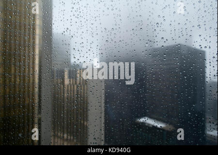 Downtown Toronto vista weahter piovosa. gocce di pioggia sulla finestra Foto Stock