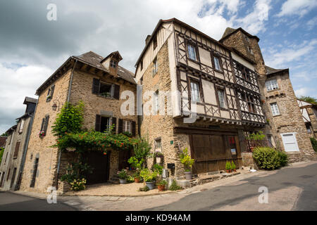 SEGUR-LE-CHATEAU, Francia - 30 giugno 2017: centro del villaggio idilliaco con il suo famoso e pittoresco semi-case con travi di legno. Foto Stock