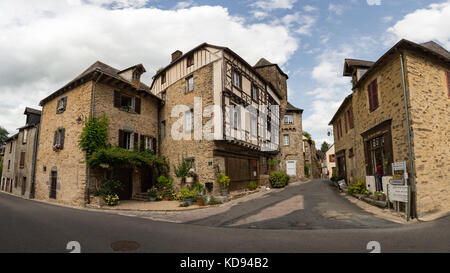 SEGUR-LE-CHATEAU, Francia - 30 giugno 2017: centro del villaggio idilliaco con il suo famoso e pittoresco semi-case con travi di legno. Foto Stock