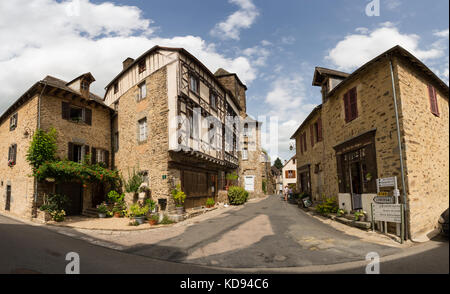 SEGUR-LE-CHATEAU, Francia - 30 giugno 2017: centro del villaggio idilliaco con il suo famoso e pittoresco semi-case con travi di legno. Foto Stock