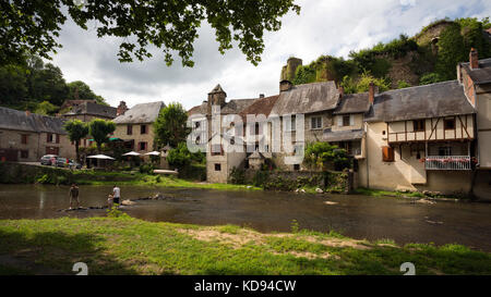 SEGUR-LE-CHATEAU, Francia - 30 giugno 2017: Il fiume Auvezere in esecuzione attraverso la famosa e pittoresca parte del villaggio. Foto Stock