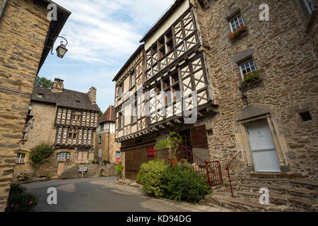 SEGUR-LE-CHATEAU, Francia - 30 giugno 2017: centro del villaggio idilliaco con il suo famoso e pittoresco semi-case con travi di legno. Foto Stock