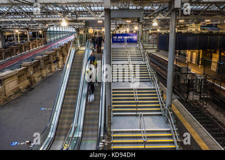 Edinburgh Waverley Stazione ferroviaria Edimburgo, Scozia Foto Stock