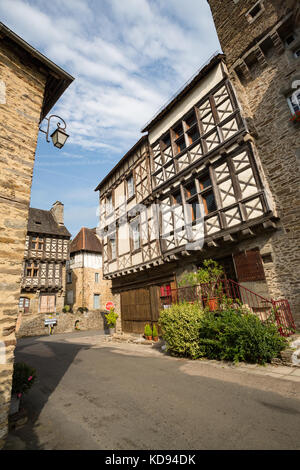 SEGUR-LE-CHATEAU, Francia - 30 giugno 2017: centro del villaggio idilliaco con il suo famoso e pittoresco semi-case con travi di legno. Foto Stock