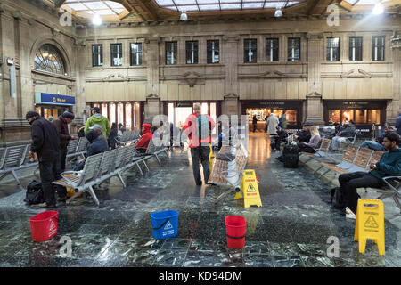 Inondati in sala d'attesa, Edinburgh Waverley Stazione ferroviaria Edimburgo, Scozia Foto Stock