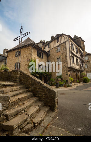 SEGUR-LE-CHATEAU, Francia - 30 giugno 2017: centro del villaggio idilliaco con il suo famoso e pittoresco semi-case con travi di legno. Foto Stock