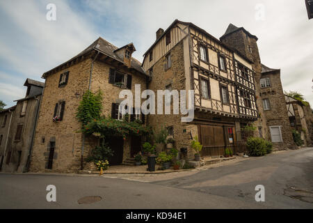 SEGUR-LE-CHATEAU, Francia - 30 giugno 2017: centro del villaggio idilliaco con il suo famoso e pittoresco semi-case con travi di legno. Foto Stock