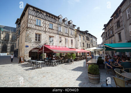 LIMOGES, Limousin, Francia - luglio 2, 2017: terrazze e semi-case con travi di legno sulla piazza di rue Haute-Cite. Foto Stock