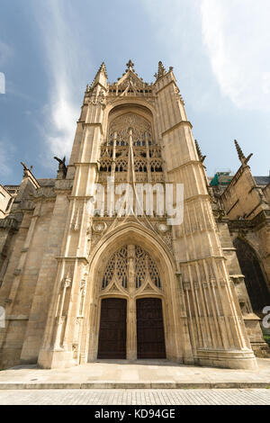LIMOGES, Limousin, Francia - luglio 2, 2017: l'ingresso nord del gotico della cattedrale di Saint-Etienne. Foto Stock