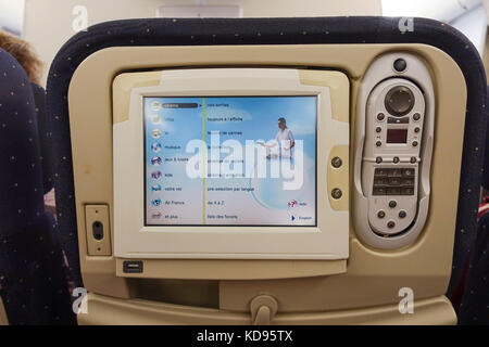 Sullo schermo del computer la televisione sul retro del sedile di aereo del volo Air France. Foto Stock