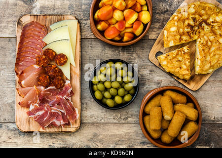 Tapas tradizionali spagnole. crocchette, olive, frittata, prosciutto e patatas bianche sul tavolo di legno Foto Stock