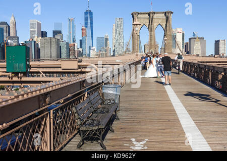 Sposarsi sul ponte di Brooklyn, New York, pedonale, Manhattan, Stati Uniti. Stati Uniti d'America. Foto Stock