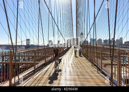 Bicicletta sul ponte di Brooklyn, New York, pedonale, Manhattan, Stati Uniti. Stati Uniti d'America. Foto Stock